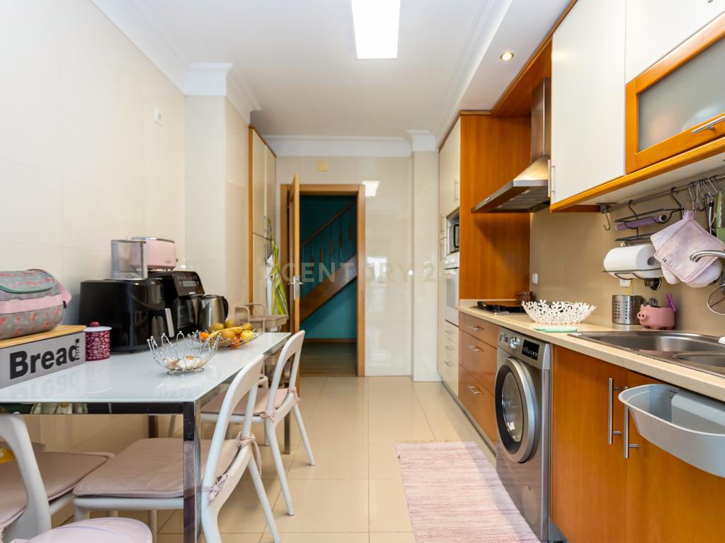 T3+2 268 m2, c/ Elevador e Garagem - Image 7